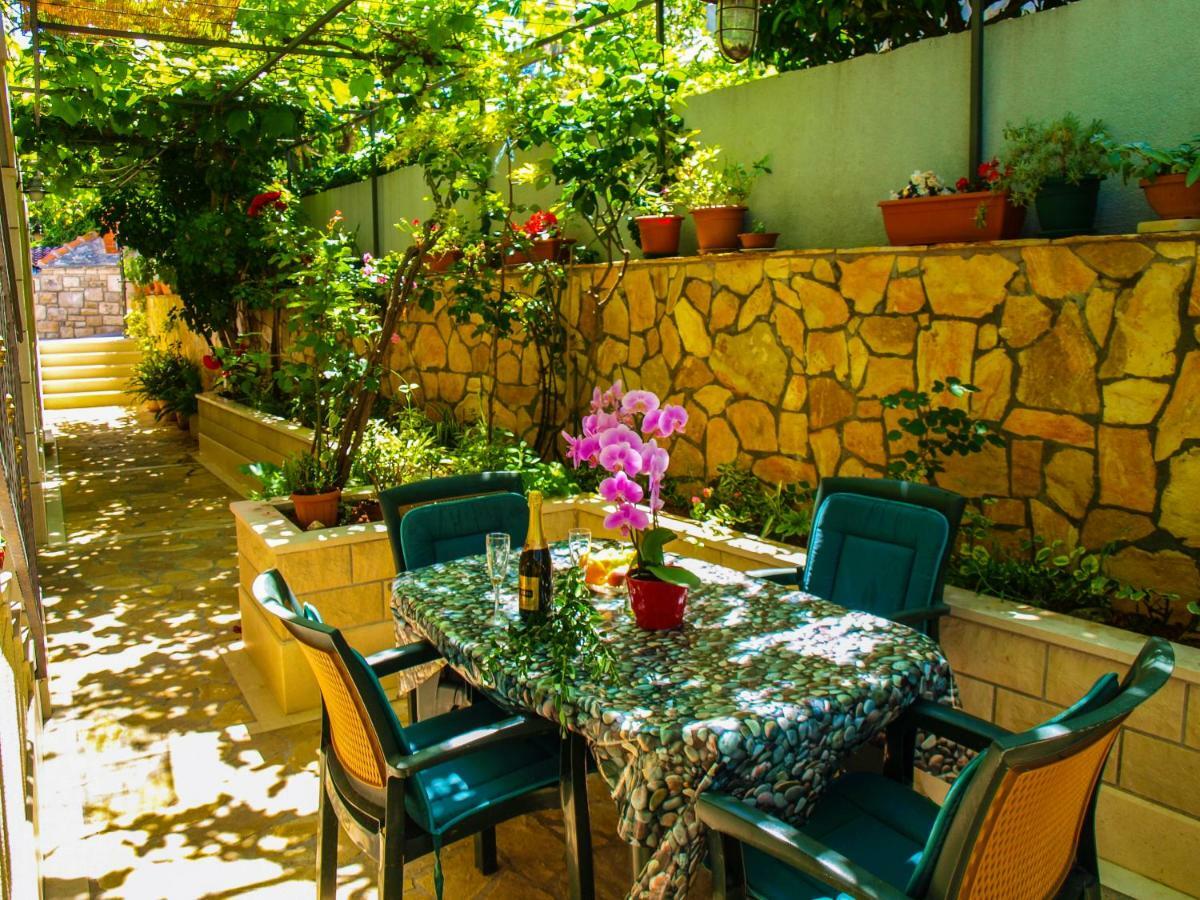 Apartments Jaksic Supetar Exterior photo
