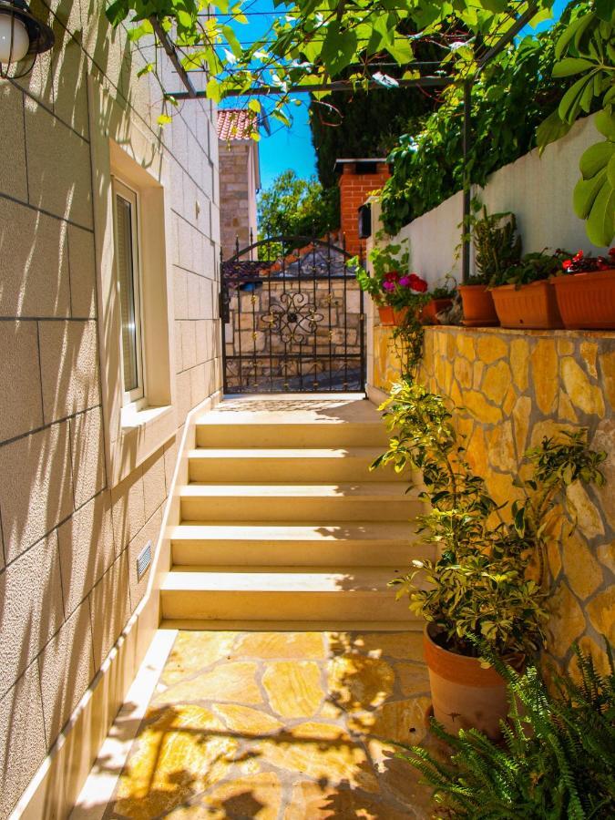 Apartments Jaksic Supetar Exterior photo